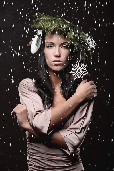 Ομορφιά κορίτσι της πρότυπο μόδας με χριστουγεννιάτικο δέντρο Hairstyle — Φωτογραφία Αρχείου