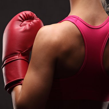 Boks eldivenleri ile siyah arka plan üzerinde genç seksi kız