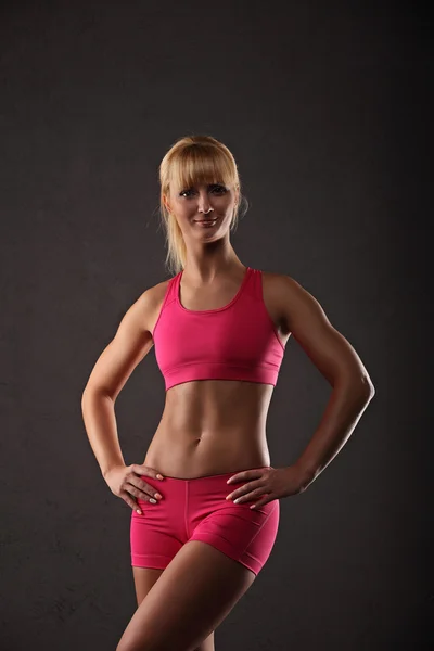 Fitness meisje op een donkere achtergrond — Stockfoto