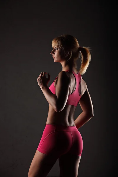 Dziewczynka fitness na ciemnym tle — Zdjęcie stockowe