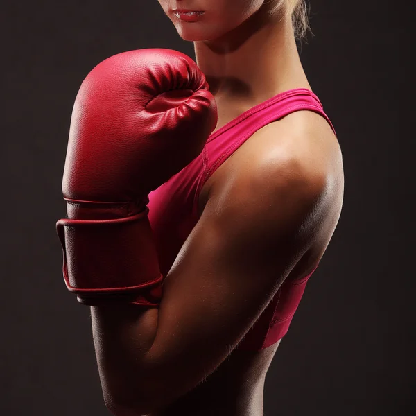 Joven chica sexy sobre fondo negro con guantes de boxeo — Foto de Stock