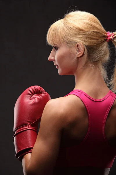 Jeune fille sexy sur fond noir avec des gants de boxe — Photo