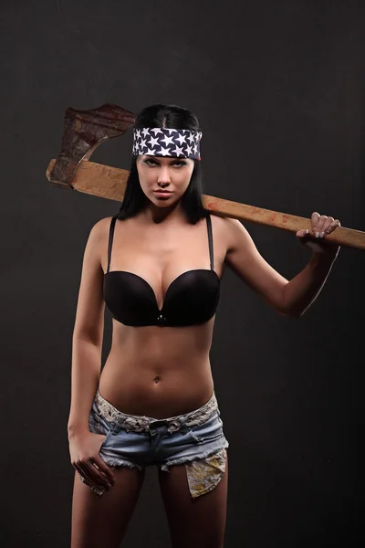 Porträt eines sexy Oben-ohne-Mädchens mit Waffe und amerikanischer Flagge — Stockfoto