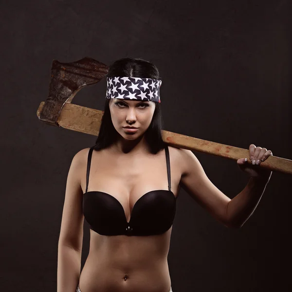 Ritratto di sexy ragazza in topless con arma e bandiera americana — Foto Stock