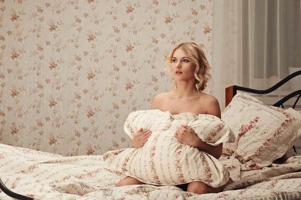 Zmysłowe kobiety blondynka pozowanie nago lub nago w łóżku — Zdjęcie stockowe
