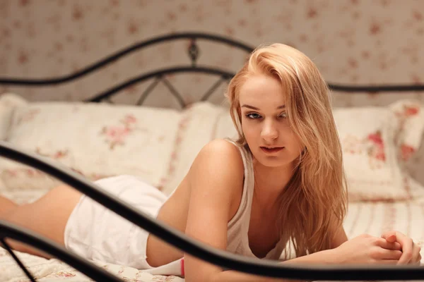 Sensual mulher loira posando na cama sexy — Fotografia de Stock