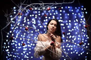 Şehvetli kadın mavi ışık apple ile poz