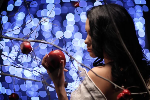 摆在蓝色的光，与苹果的性感女人 — 图库照片
