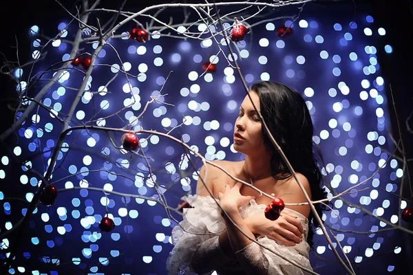 Mujer sensual posando en luz azul con manzana — Foto de Stock