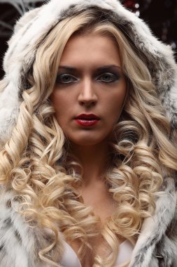 Şehvetli kadın mavi ışık apple ile poz