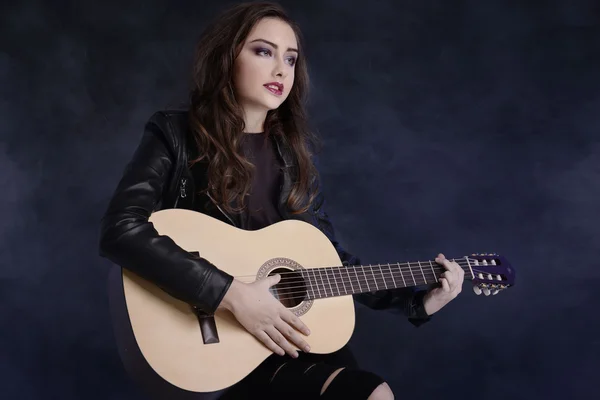 Young teenage girl playing on guitar. — Stock Photo, Image