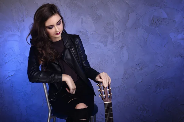 Jovem adolescente tocando na guitarra . — Fotografia de Stock