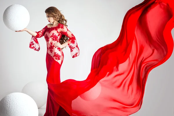 Elegante bella donna in abito rosso. — Foto Stock