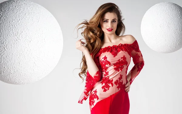 Elegante mooie vrouw in rode jurk. — Stockfoto