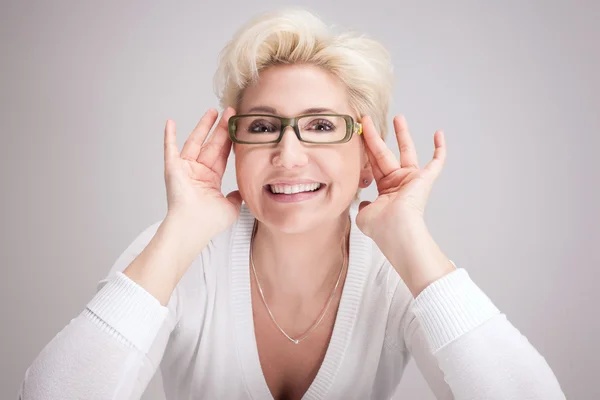 Porträt einer Frau mit Brille. — Stockfoto