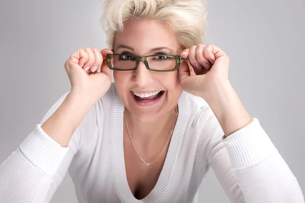 Porträt einer Frau mit Brille. — Stockfoto