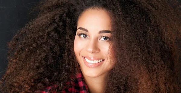 Portrait of young african american girl. — Stock Photo, Image