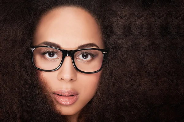 Retrato de una joven afroamericana . — Foto de Stock