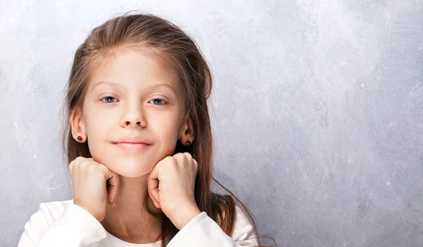 Carino giovane ragazza in posa in studio . — Foto Stock