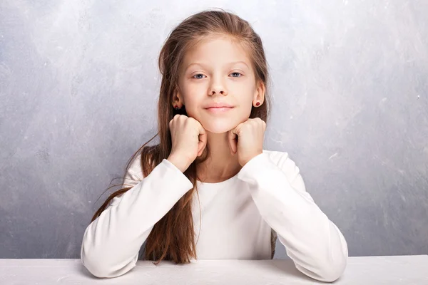 Carino giovane ragazza in posa in studio . — Foto Stock