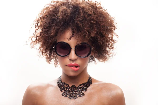 Jeune fille avec afro posant . — Photo