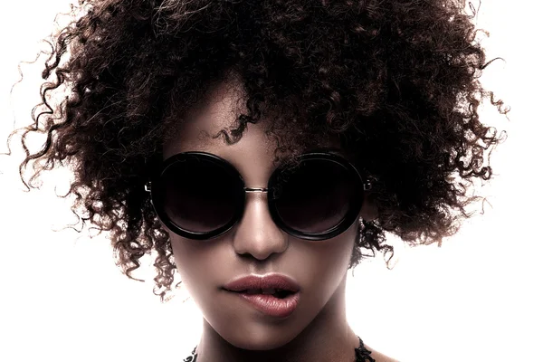 Menina com afro posando . — Fotografia de Stock