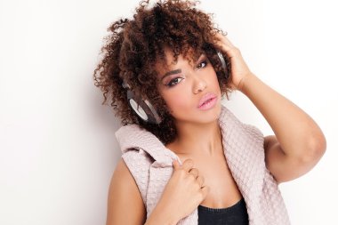 Afro poz ile genç kız.