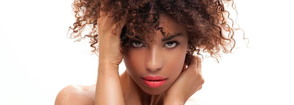 Portrét mladé dívky s afro. — Stock fotografie