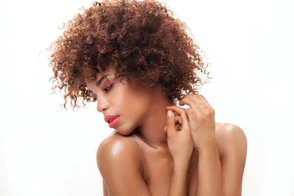 Schönheitsporträt eines Mädchens mit Afro. — Stockfoto