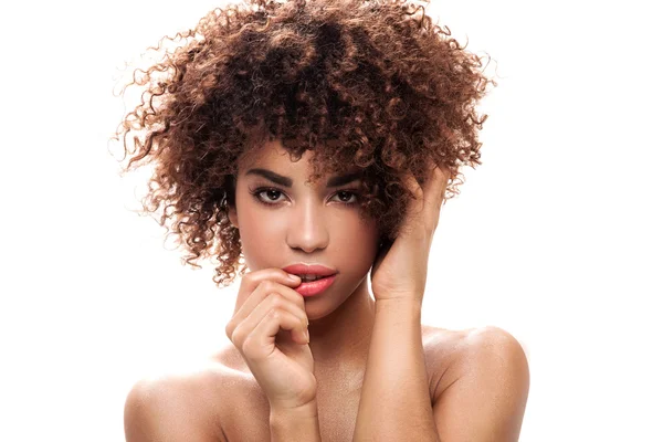 Beauté portrait de fille avec afro . — Photo