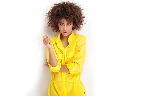 Porträt eines jungen Mädchens mit Afro. — Stockfoto