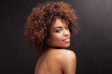 Afro ile genç kız portresi.