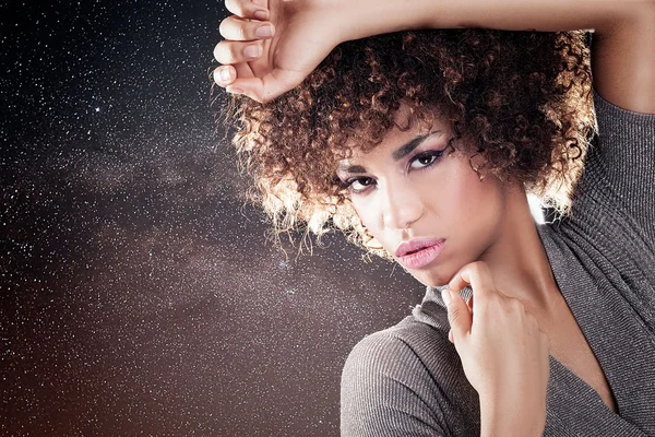 Porträt eines jungen Mädchens mit Afro. — Stockfoto