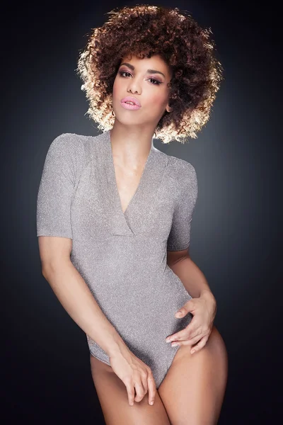 Afro ile şehvetli kız.