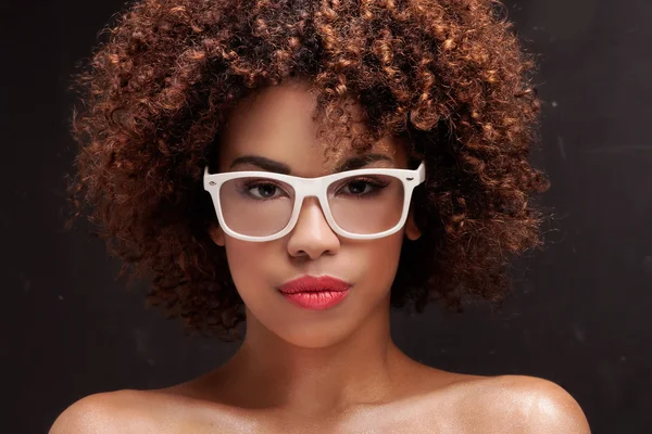 Beauty porträtt av flicka med afro. — Stockfoto