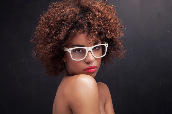 Retrato de belleza de niña con afro . — Foto de Stock