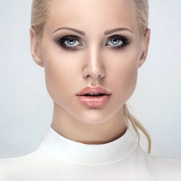 Retrato de chica joven con maquillaje de glamour . — Foto de Stock