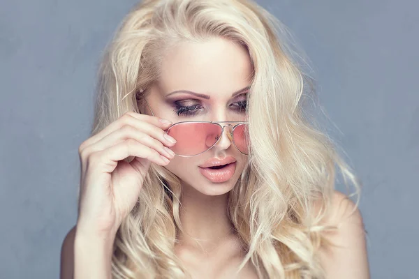 Portret van blonde jonge vrouw. — Stockfoto