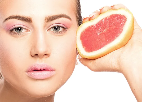 Portret van de schoonheid van de jonge vrouw met fruit. — Stockfoto