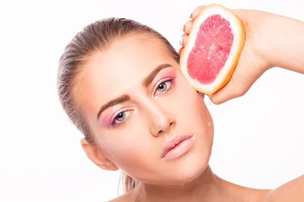 Portret van de schoonheid van de jonge vrouw met fruit. — Stockfoto