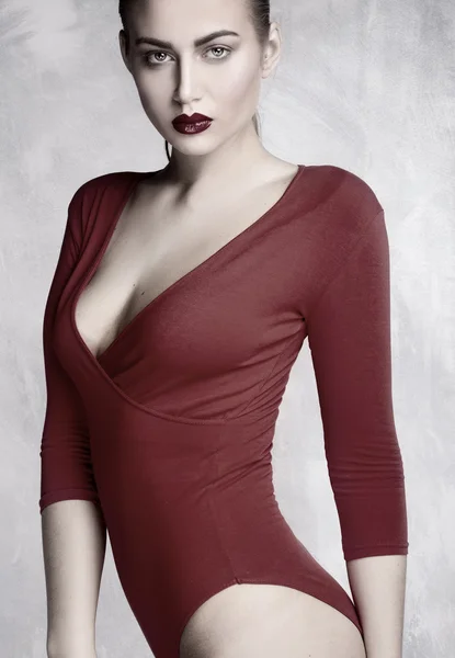 Sexy vrouw poseren in het rood. — Stockfoto