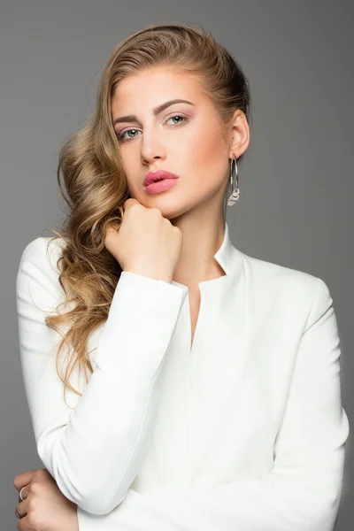 Portrait of elegant lady in white. — Stockfoto