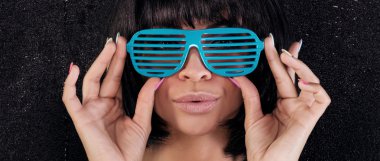 Mutlu gülümseyen kız mavi gözlük.