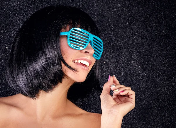 Mutlu kız stüdyoda poz.