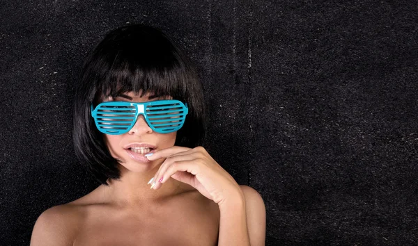 Mutlu kız stüdyoda poz.