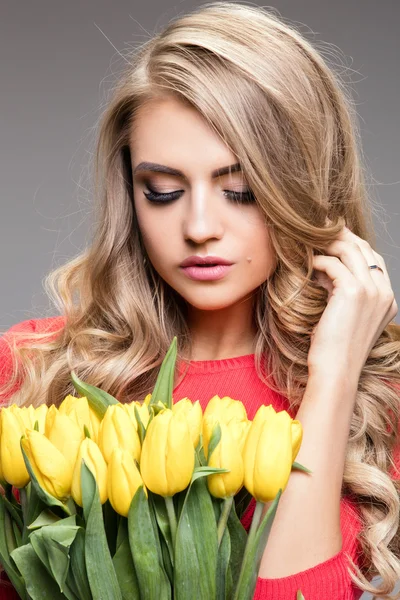 Portrait of beautiful girl with flowers. — Stock Photo, Image