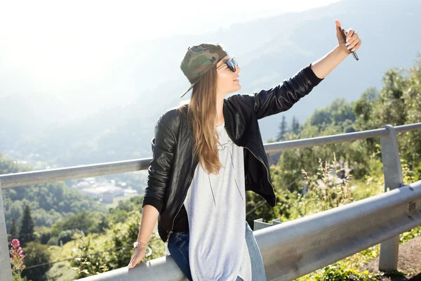 Joven chica de moda usando teléfono inteligente . — Foto de Stock