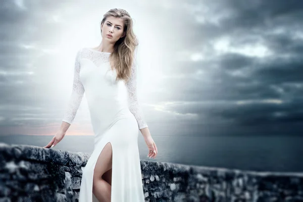 Menina elegante em vestido branco posando . — Fotografia de Stock