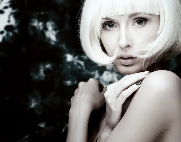 Närbild skönhet porträtt av blond dam. — Stockfoto