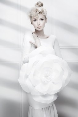 Büyük beyaz çiçek ile sarışın Bayan.
